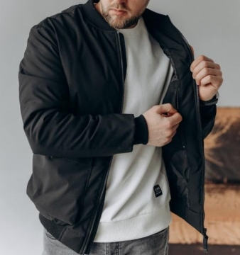 Черный весенний бомбер с карманами К-651