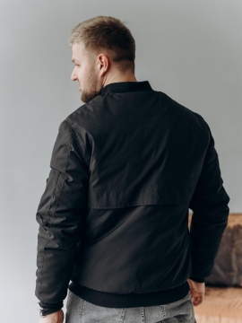 Черный весенний бомбер с карманами К-651