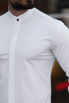 Біла чоловіча приталена однотонна сорочка Р-1146