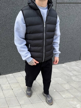 Черная мужская жилетка с серой молнией и капюшоном К-815