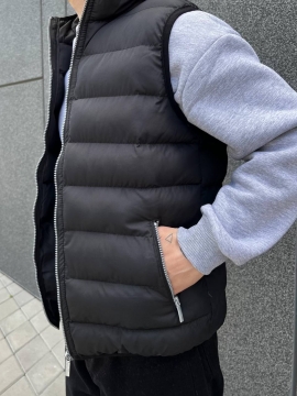 Черная мужская жилетка с серой молнией и капюшоном К-815