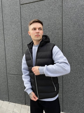 Черная мужская жилетка с серой молнией и капюшоном К-815