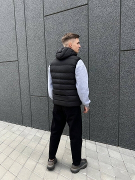 Черная мужская жилетка с серой молнией и капюшоном К-815