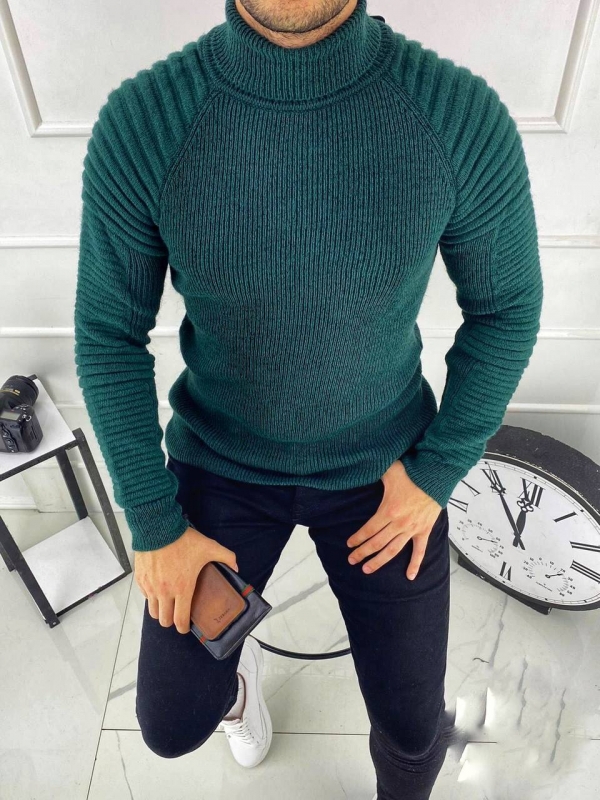 Стильный теплый свитер с горлом изумрудного цвета Т-797