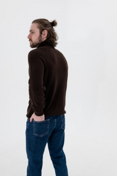 Коричневый мужской вязаный свитер под горло Т-833